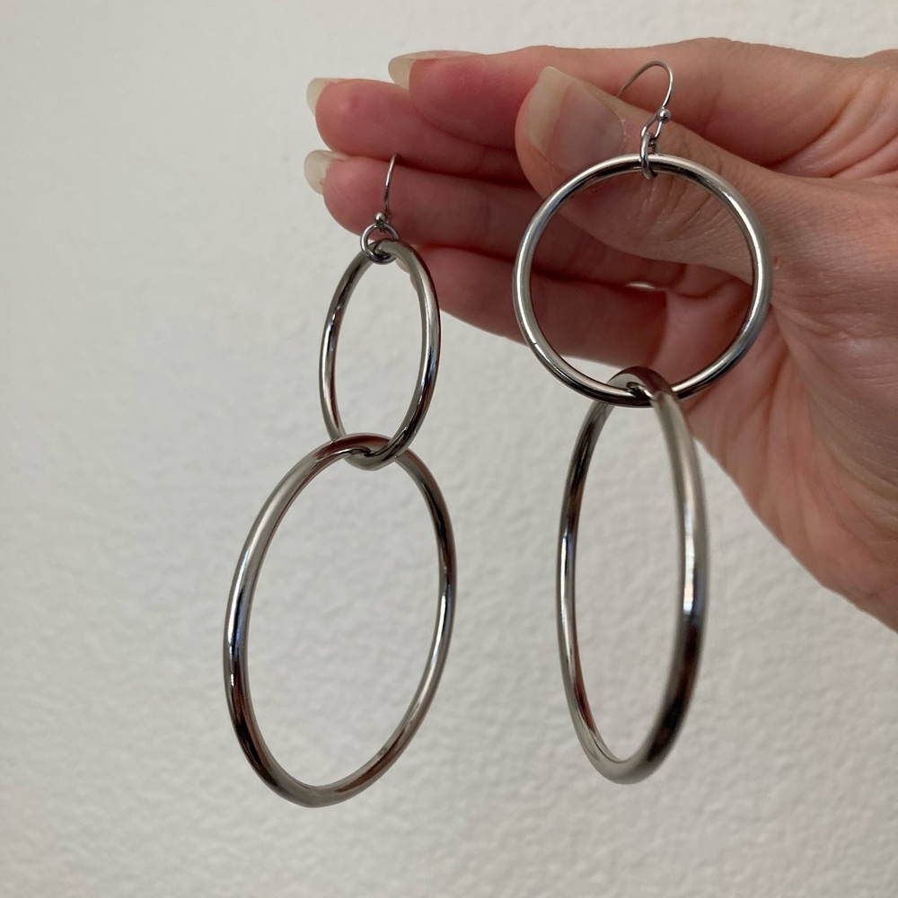 NEW Vanessa Mooney Interlocking silver Hoop Earrings - SILVER